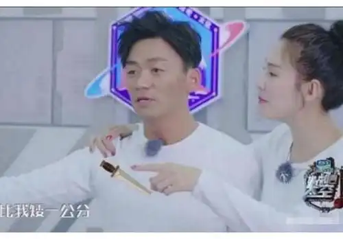 张雨绮主动搭肩王宝强,上演袁巴元同款拿刀动作网友直呼在一起
