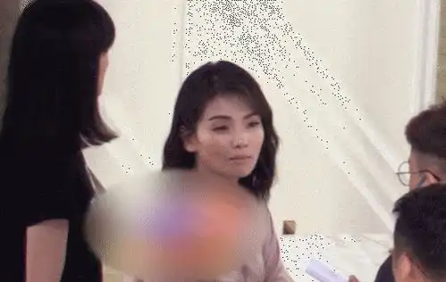 刘涛太拼了穿粉色睡衣,睡眼朦胧眼皮打架,加班拍大片快要睡着了
