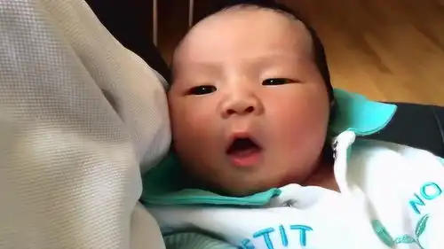 被抱着的小可爱,对着镜头做表情了,好呆萌啊
