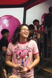 傅园慧现身游乐园吮指舔棉花糖秀表情包3
