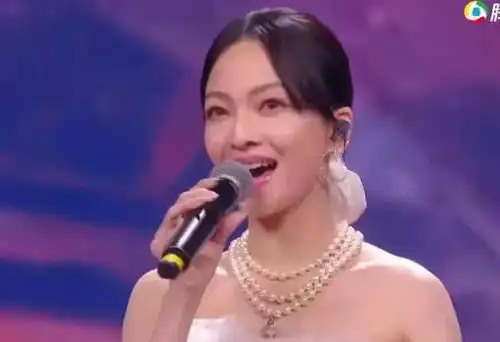 大湾晚会请来半个娱乐圈有情敌旧爱,魏大勋刘恺威同框表情微妙
