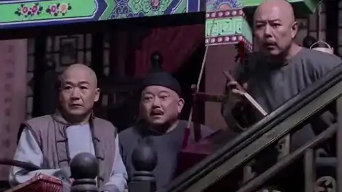 三个老男人和珅,纪晓岚,乾隆对着美女发呆,表情呆萌可爱
