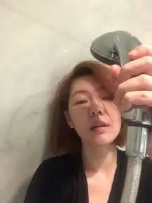 小s洗手间拍大片手拿淋浴喷头恶搞
