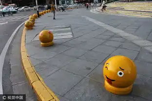 太萌拦车石变表情包民众拍照留念
