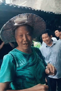 搞笑gif看他表情就知道输不了,真是全靠他
