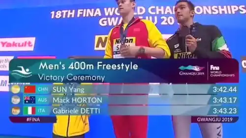 孙杨获得男子400米冠军,霍顿做出这样子的表情,太没礼貌了
