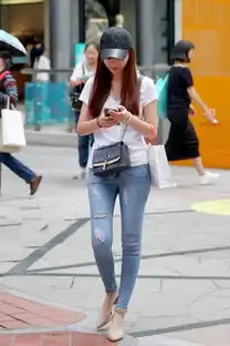 搞笑gif趣图一颦一笑之间,妹子表情略带夸张
