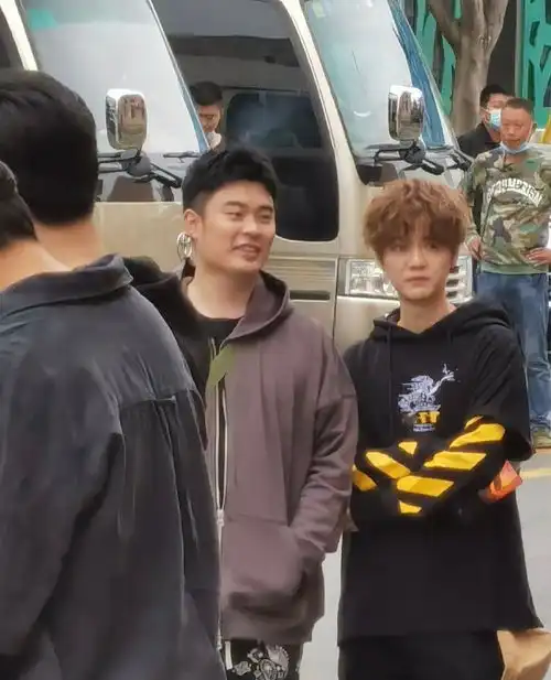 组图鹿晗路透生图好能打表情乖巧卷发青春气息十足