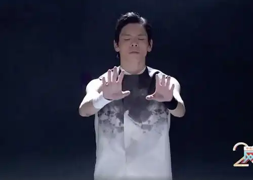 向佐表演中国武术,称新年愿望是生双胞胎,尼格买提表情成亮点
