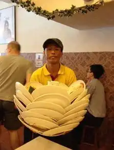搞笑gif趣图妹子们,这样玩手机难道不累吗

