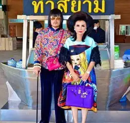 泰国母子炫富全身名牌拍照无表情
