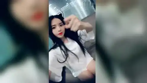 表情杨超越漏小草莓表情
