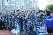组图王俊凯军训照曝光一身迷彩军装表情认真严肃
