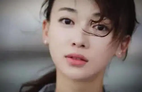 这样的吴谨言有点韩国模特儿的感觉呢怪不得于正说她太漂亮
