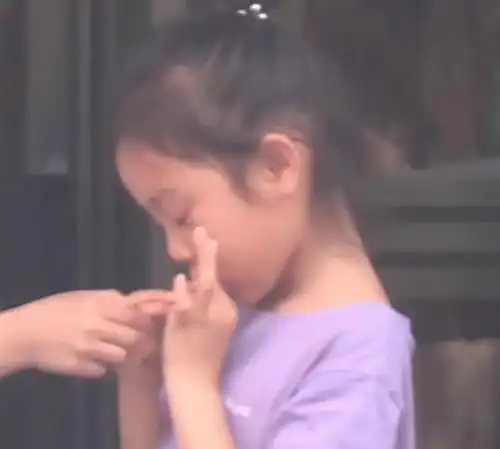 给甜馨补过生日,贾乃亮带甜馨与爷爷奶奶吃饭,分别时老人抱着孙女不愿撒手
