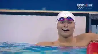 今天这个杭州姑娘红了她可能是游得最快的表情包

