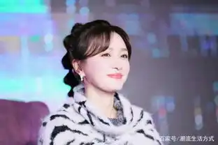 秦岚用黑白两色配出高级感,把上衣前面塞进皮裤,看出少女心
