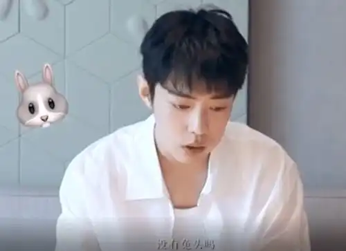 肖战美食vlog出炉,颜值瞬间成焦点,被辣到的小表情太可爱了
