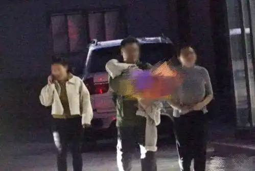 王宝强新感情成迷与异性深夜打牌嗨聊,和冯清同框表情却很凝重
