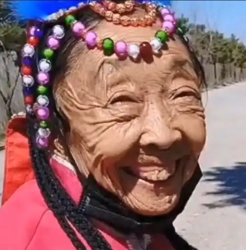 85岁马玉琴硬拽孙子贴脸,孩子吓得龇牙咧嘴,网友要我也害怕

