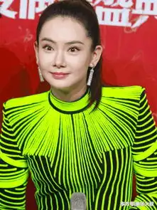 戚薇出席活动打扮时尚,现场频频做搞笑表情,但却因服装被吐槽了
