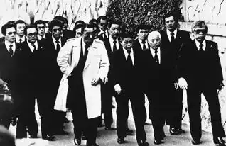 日本丨卖奶茶偷海参做表情包日本黑帮中年咋混得这么惨
