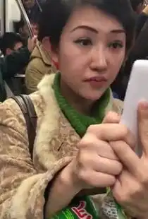 曝上海地铁再现奇葩乘客女子当众剪脚趾甲

