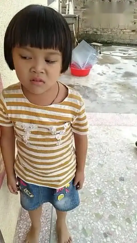 戏精小萝莉爆笑模仿,这表情模仿的很到位
