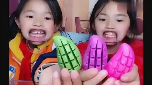 俩小萝莉吃芒果糖,魔性的表情,真是太可爱了
