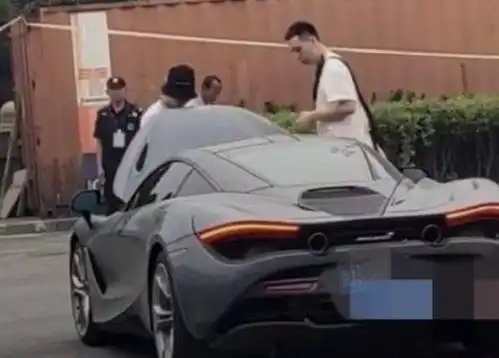 胡歌开超跑路边买包子胡歌方辟谣人车和包子都跟胡歌没关系
