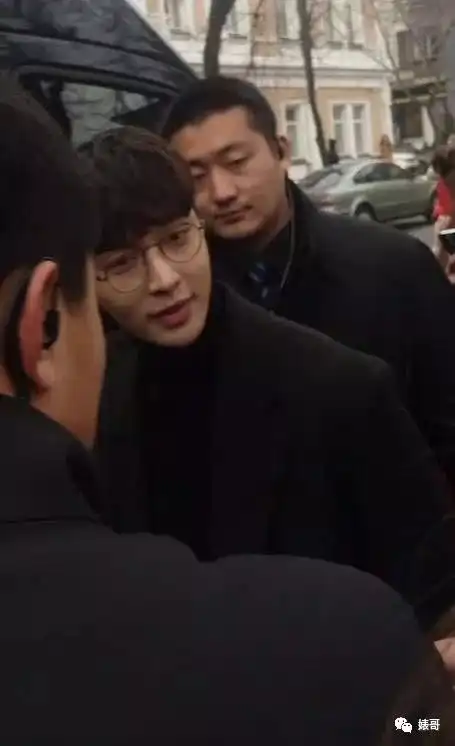 张艺兴新剧造型软萌又乖,戴眼镜太撩人,嫩的像中学生,被外国粉丝围堵
