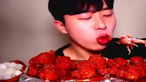 超帅韩国小哥竟一口吃掉一个鸡腿,表情还这么萌,小编的少女心啊
