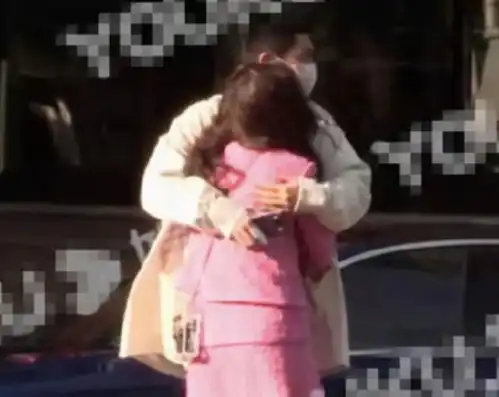 大冷天下,杜江霍思燕老夫老妻就这么当街秀起了恩爱
