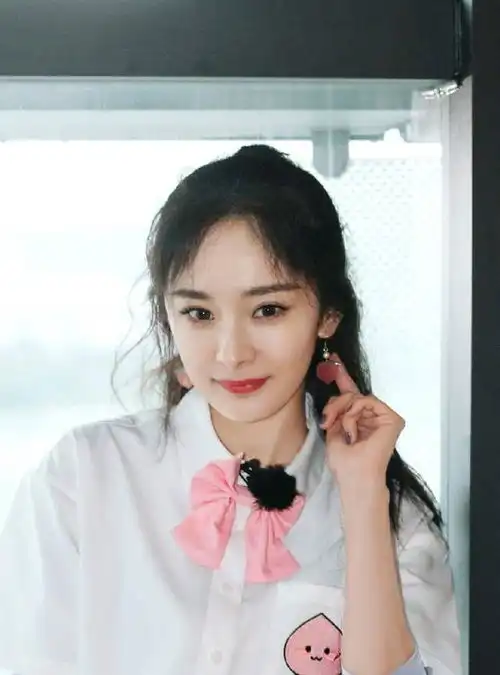 杨幂死磕少女感,穿完旗袍又开始穿校服,一穿上就成了焦点
