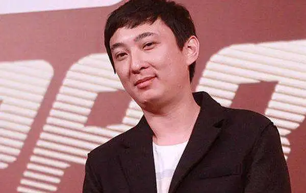 王思聪与美女出行,豪车接送还帮拎包,女生高冷王思聪像个小跟班
