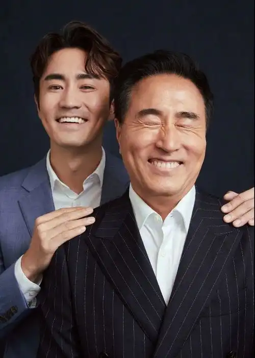 杨立新分享与儿子相处时光,父子同框似兄弟,网友爸爸比儿子帅