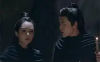 杨紫寿星公额头早有端倪baby出席活动表情雷人
