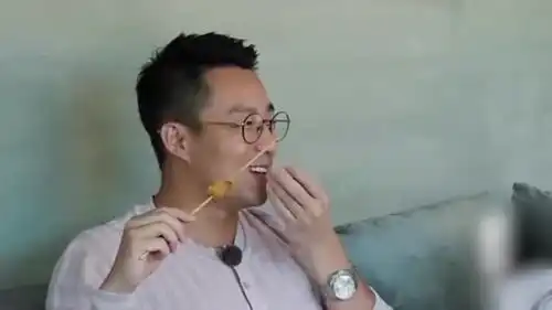 汪小菲吐槽两个男主没表情,看到老婆的吻戏笑出了声
