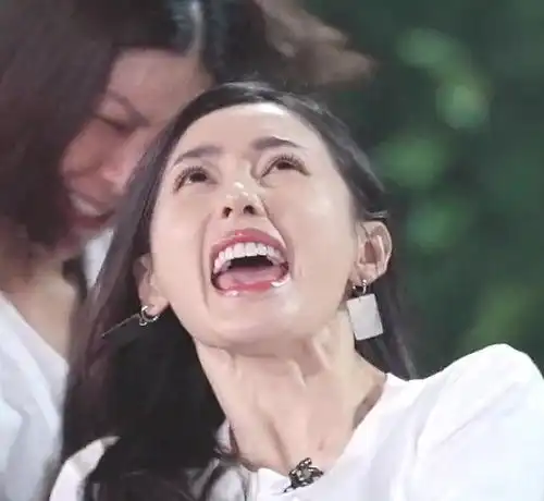 乘风破浪拔河姐姐们变表情包,网友但凡动过刀都不敢这么拼
