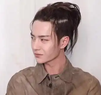 两个人如果经常聊天的话,语气词口癖常用表情都是会互相传染的
