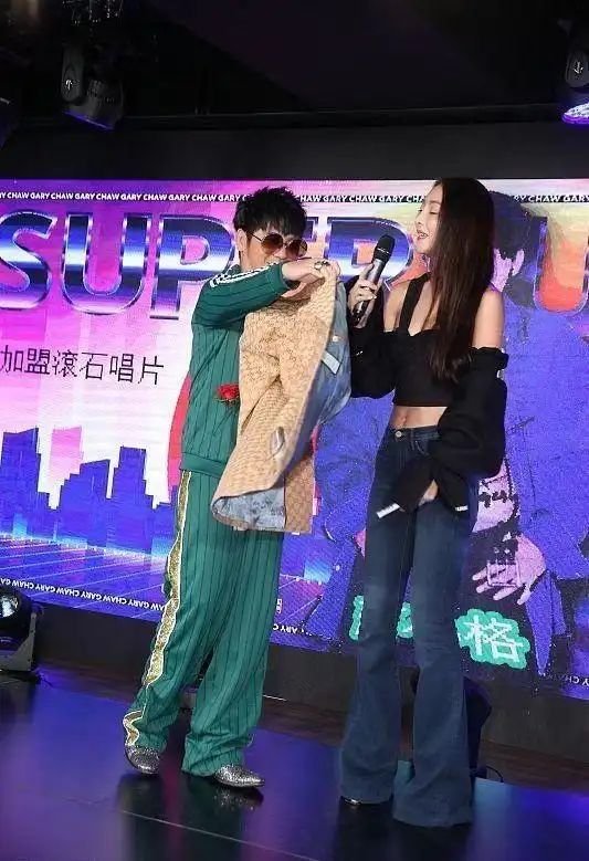 曹格夫妇现身活动,他穿一身绿热情献吻,老婆衣着清凉表情太抗拒
