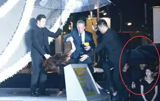 舒淇出席活动摔倒后淡定前行,谁注意到旁边工作人员的表情变化
