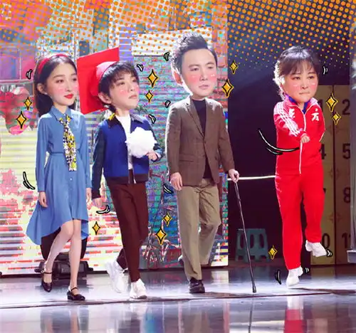 继反手摸肚脐后,关晓彤又上演反手涂口红,华晨宇表情亮了
