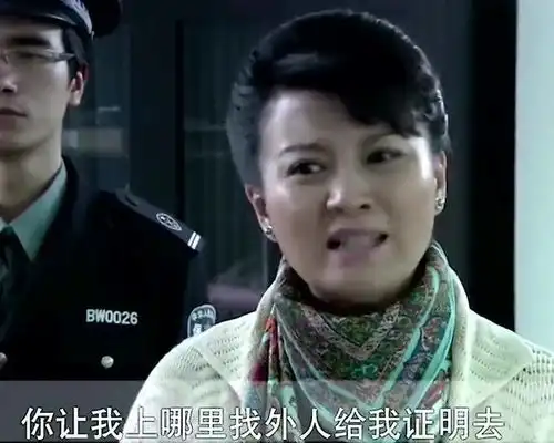 经理诬陷大妈偷名牌包,不料她竟是总裁母亲,吓的经理直接道歉
