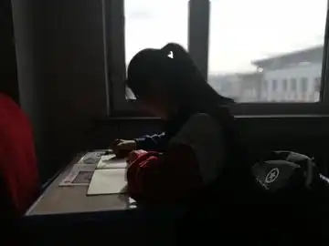 开学前熊孩子熬夜补作业,第二天萎靡模样太搞笑,老师看不下去

