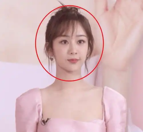 杨紫穿粉裙子像蜜桃,表情搞怪颜值却满分,难怪说减肥是最好的整容

