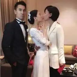 那些明星的婚礼吻,陈晓的头纱吻张杰宠溺吻,而他的吻太委屈
