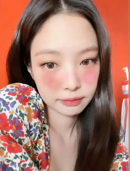 金智妮jennie怼脸鲨
