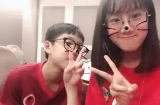 贾静雯大女儿angel晒同学聚会照,合影全程都是一个表情
