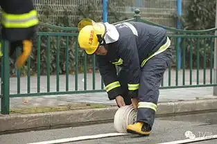 吃货泡妞哭鼻子,小岳岳就是一个行走的表情包
